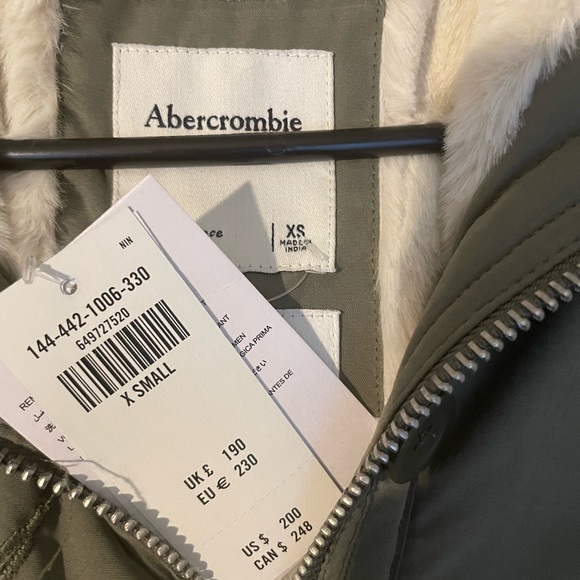 Woman’s winter jacket with faux fur hood - Picture 2 of 5